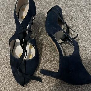 Chic Navy Heels with Ribbon Accent